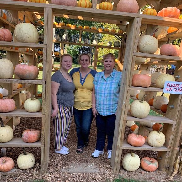 Meet your Posher, Jennifer - Picture 1 of 2